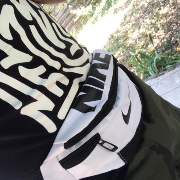 Unisex Nike Fannypack - Picture 7 of 7